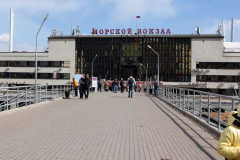 Фото-репортаж: Паломничество к яхте олигарха устроили жители Владивостока