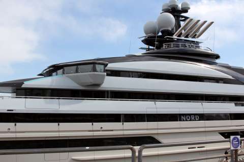 Фото-репортаж: Паломничество к яхте олигарха устроили жители Владивостока