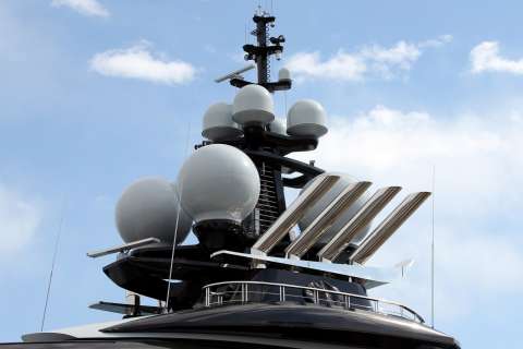 Фото-репортаж: Паломничество к яхте олигарха устроили жители Владивостока