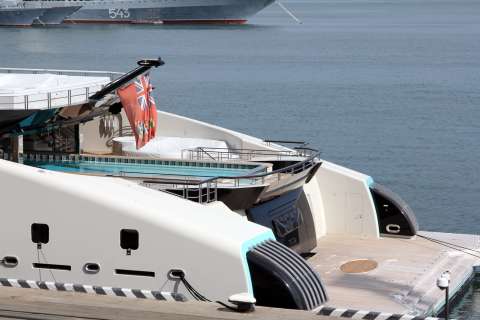 Фото-репортаж: Паломничество к яхте олигарха устроили жители Владивостока