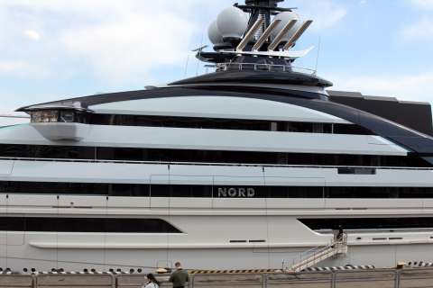 Фото-репортаж: Паломничество к яхте олигарха устроили жители Владивостока