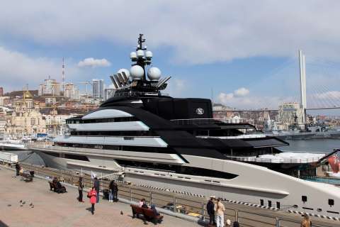 Фото-репортаж: Паломничество к яхте олигарха устроили жители Владивостока