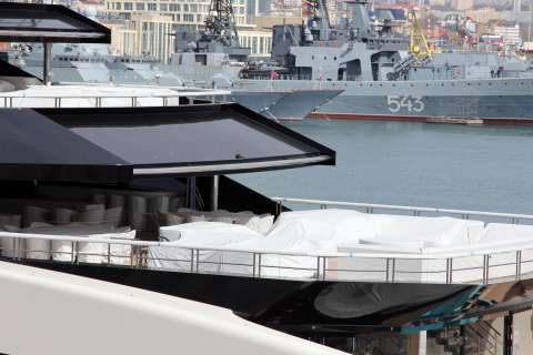 Фото-репортаж: Паломничество к яхте олигарха устроили жители Владивостока