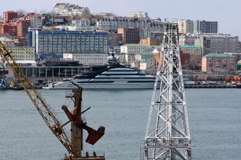 Фото-репортаж: Паломничество к яхте олигарха устроили жители Владивостока