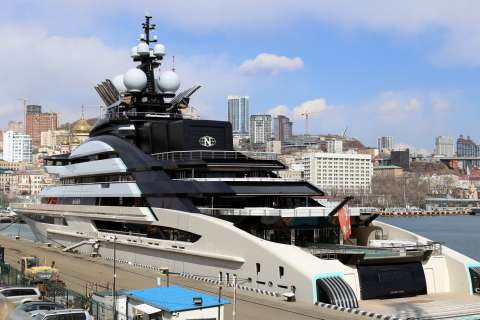 Фото-репортаж: Паломничество к яхте олигарха устроили жители Владивостока