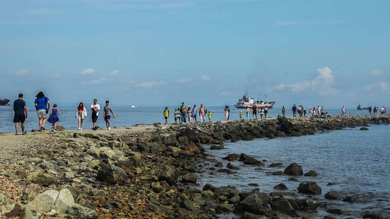 Количество бухт/пляжей  - 50 бухт, 25 пляжей, купаться можно на 10