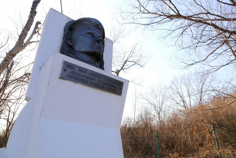 Памятник сигнальщику корабля ТЩ-278 Г.Г. Елисееву, геройски погибшему за Родину